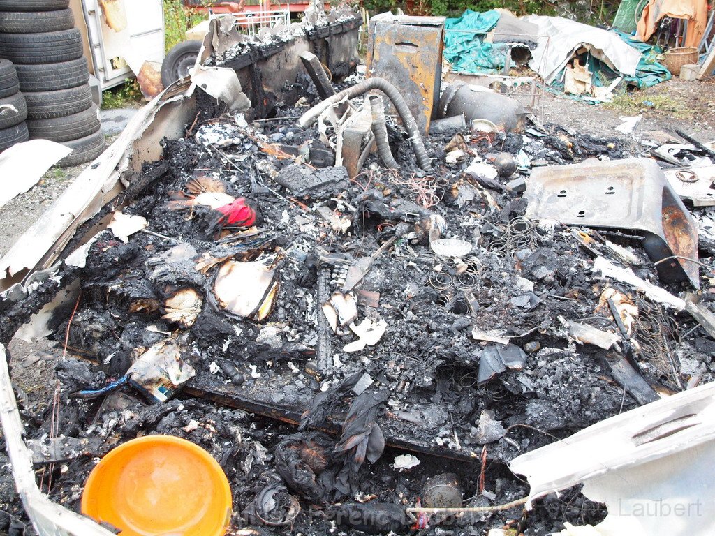 Wohnwagen ausgebrannt Koeln Muelheim Muelheimer Ring Piccoloministr P055.JPG
